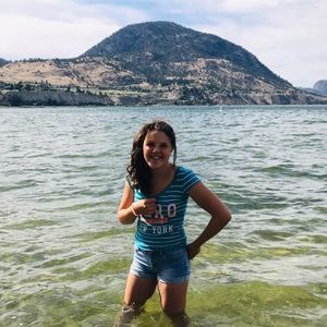 Meet your Posher, Delphine